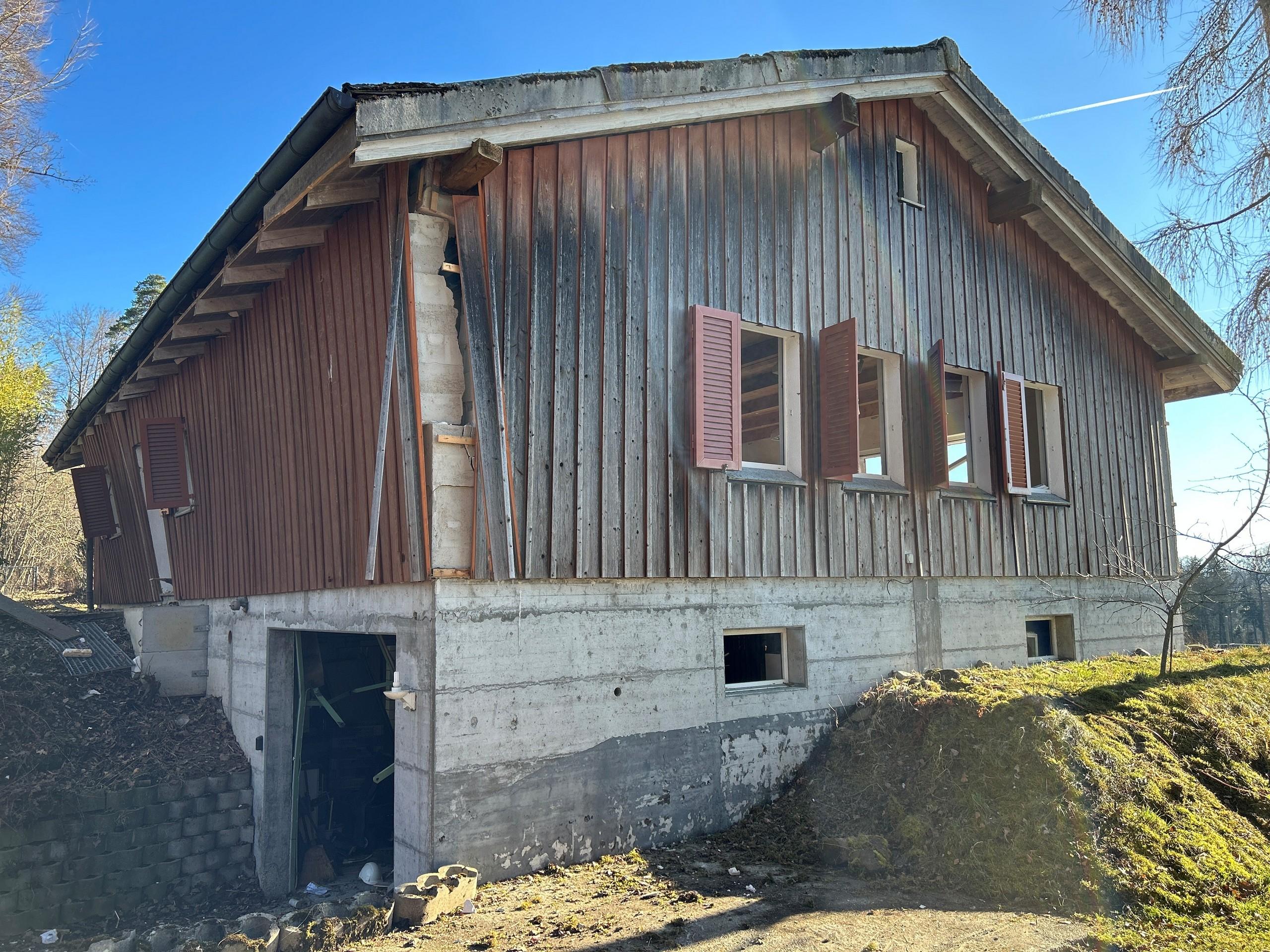 Beschädigtes Gebäude auf dem Gelände Tätsch in Illnau-Effretikon nach einer Explosion bei der Vernichtung von Sprengmitteln.